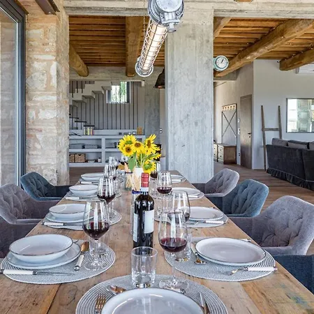Casale The Place 6&4, Emma