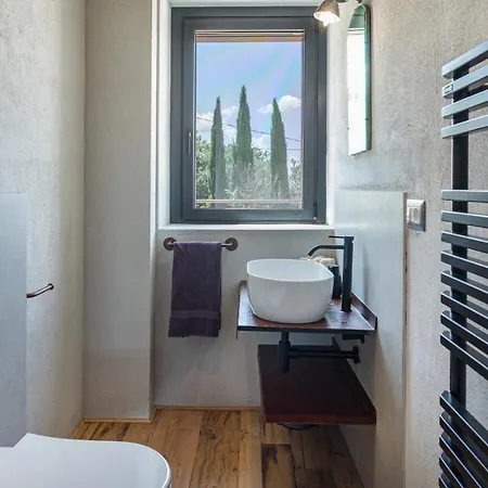 Villa Casale The Place 6&4, Emma Petroro