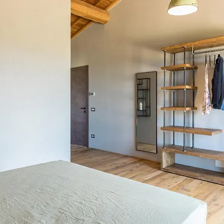 Casale The Place 6&2, Emma Petroro