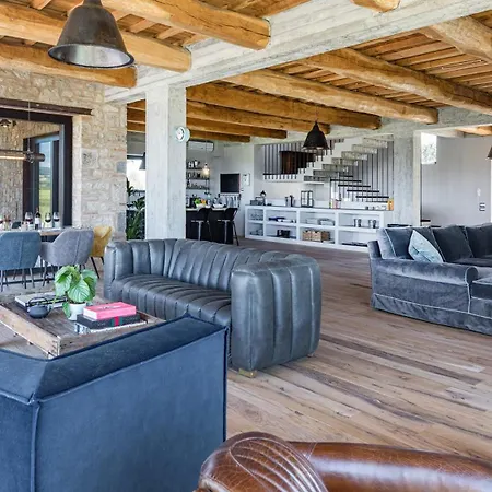 Villa Casale The Place 6&2, Emma Petroro