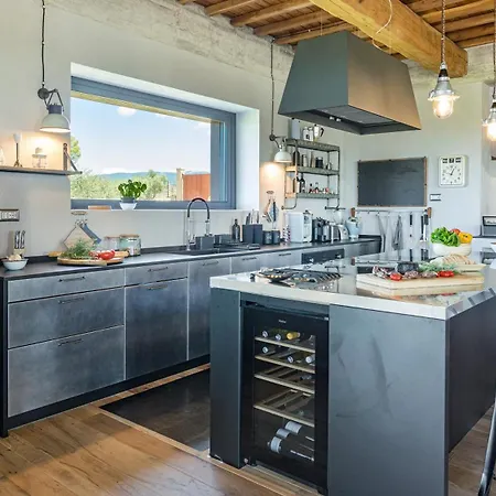 Casale The Place 6&2, Emma Petroro